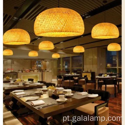 Lustre grande de rattan com sombra de tecido